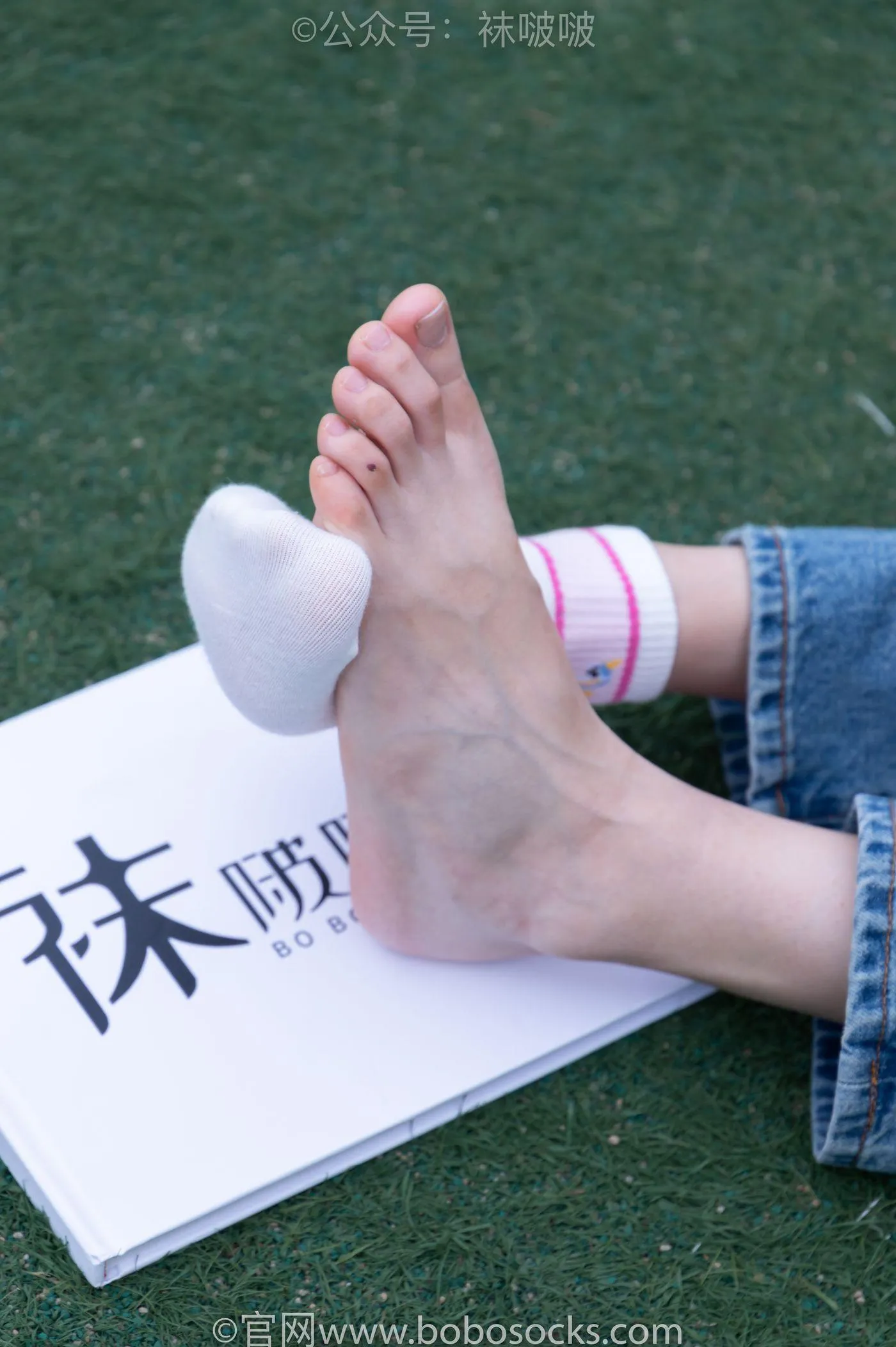 [BoBoSocks袜啵啵]NO.004 泡芙-vans帆布鞋、白棉袜、裸足 [127P]插图3